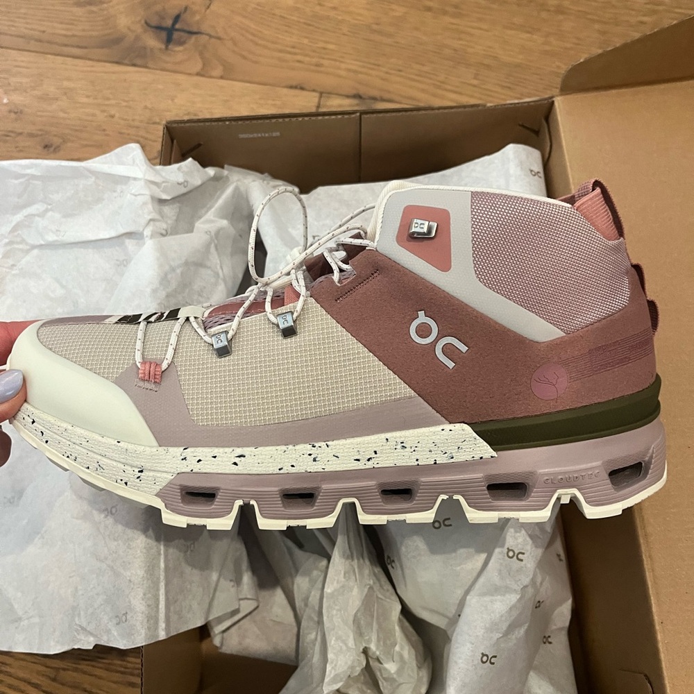 NIB On Cloudtrax Hiking Boots rose/ivory W10